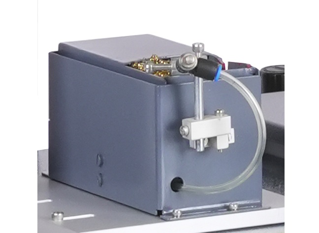 Automatic soldering tip cleaning system in soldering machine